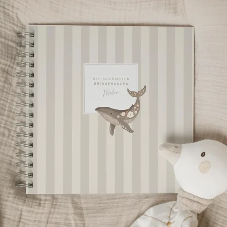 Kinder Erinnerungsbuch personalisiert – Fotoalbum Taufe Kita Kindheit Babyparty - Wal - Streifen - Leere Seiten - Geschenk Geburt